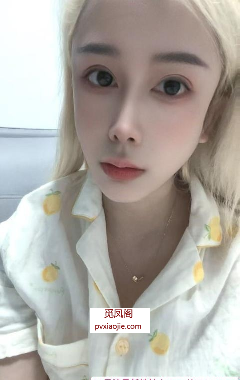 人瘦胸大的小姐姐