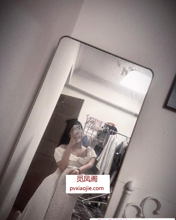 年轻微胖大胸妹