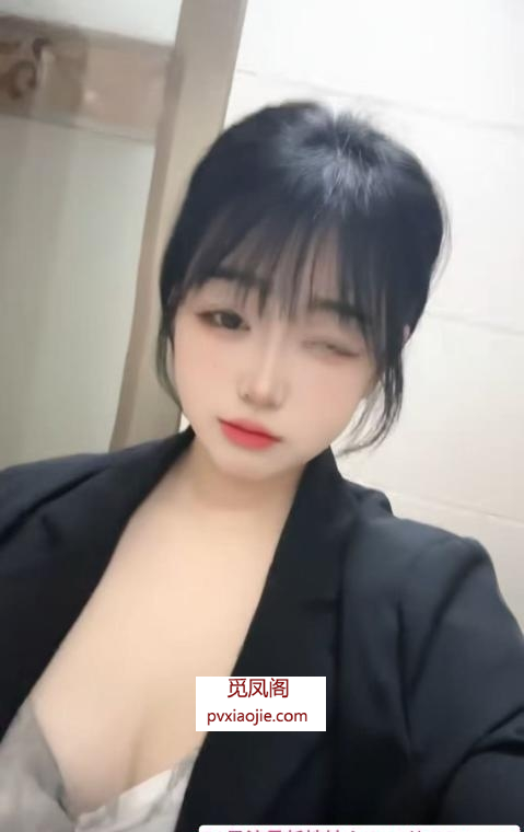 年轻微胖大胸妹