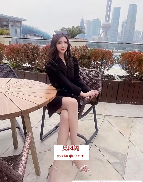 长腿大胸情趣妹子