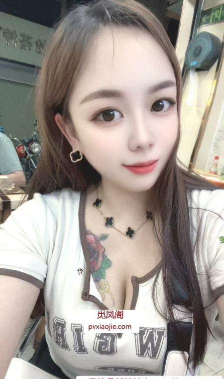 女友感舌吻御姐